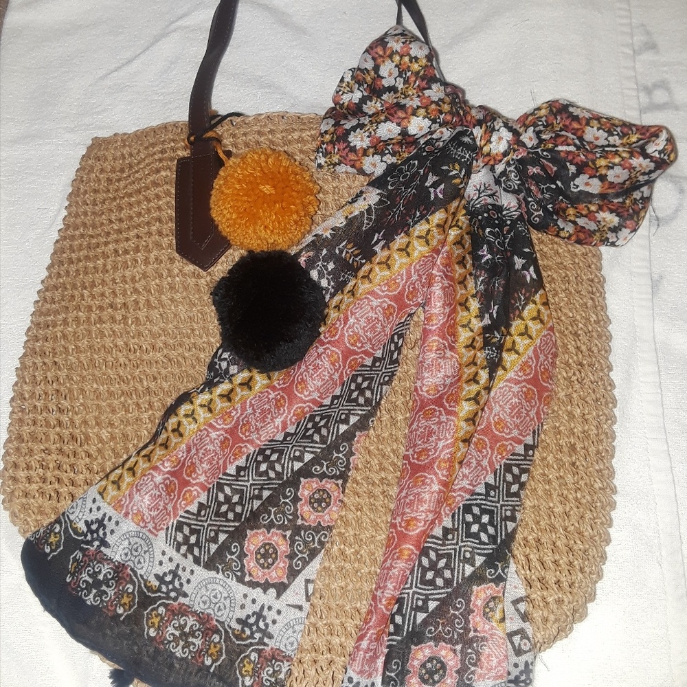 Straw bag with pom poms and scraf